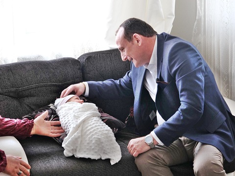 Minik Kalplere İlk Hediyelerini Başkan Yele Verdi